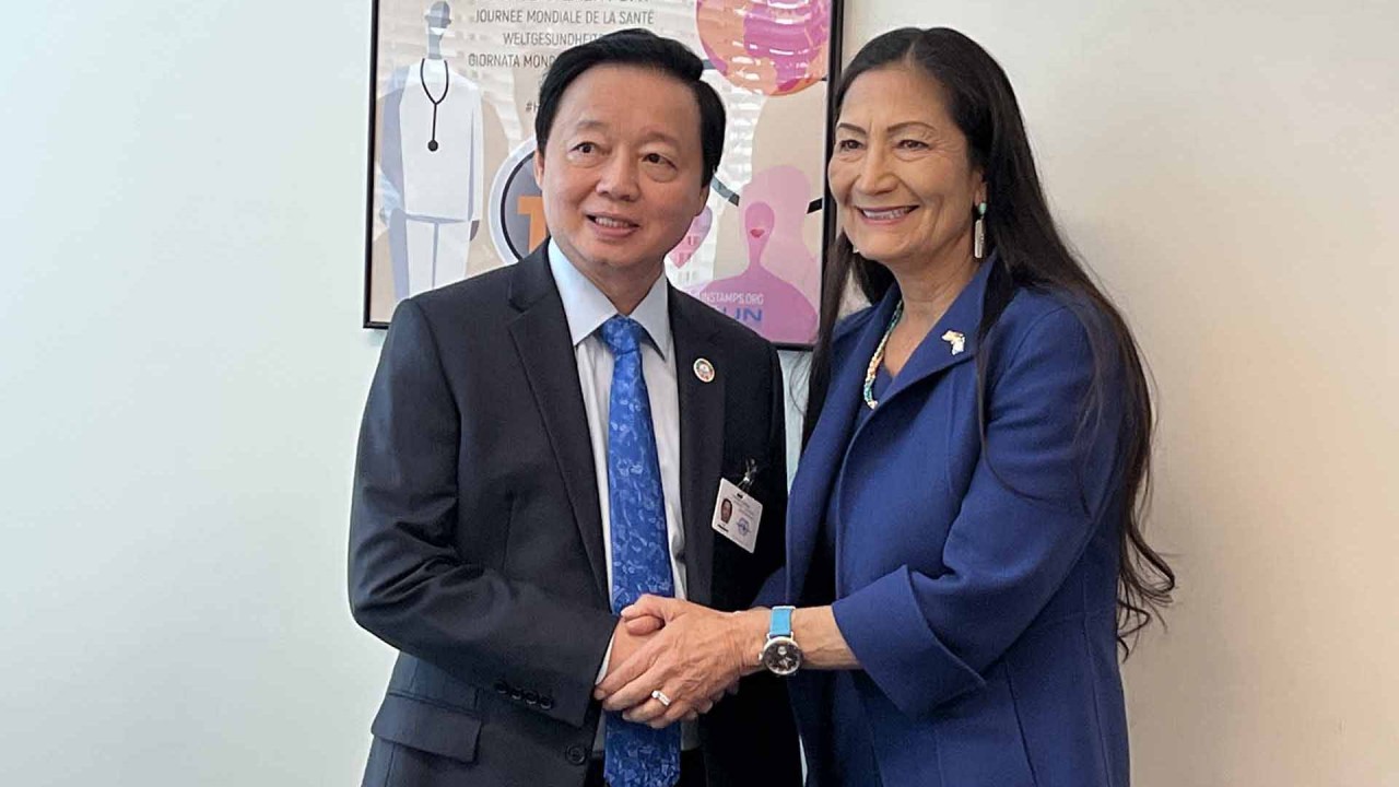 Phó Thủ tướng Trần Hồng Hà gặp Bộ trưởng Nội vụ Hoa Kỳ Debra Haaland