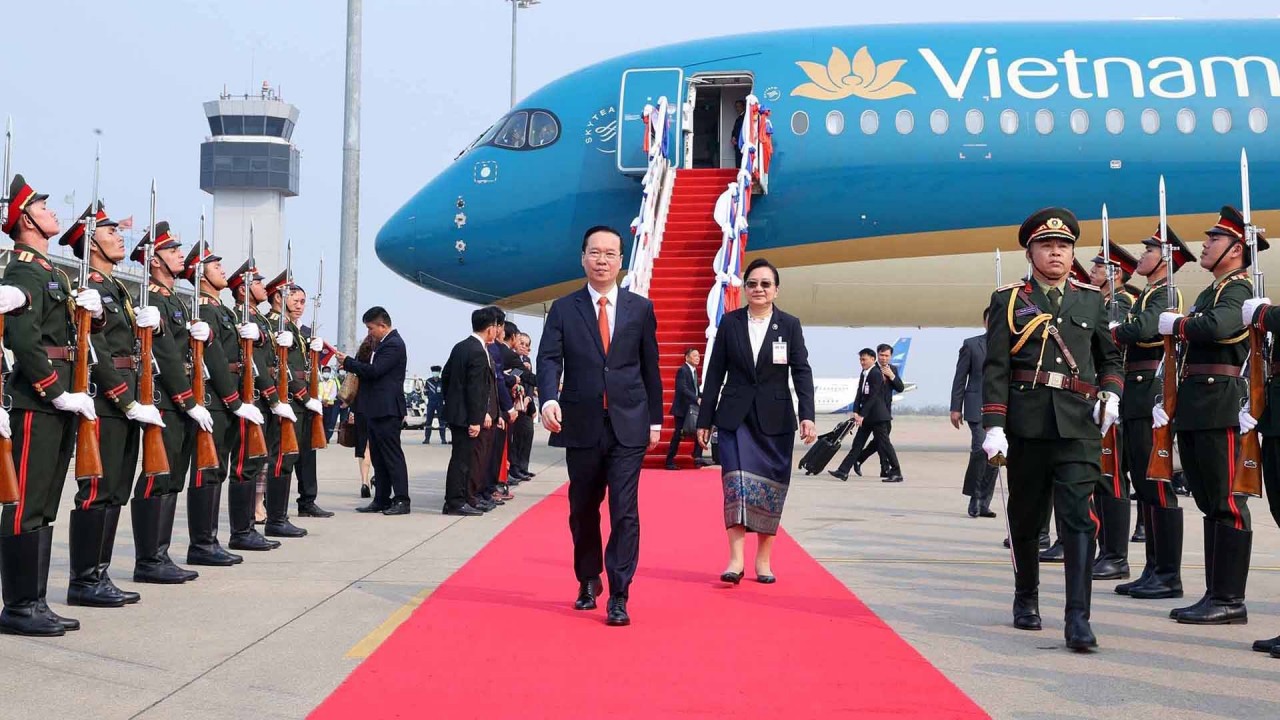 Chủ tịch nước Võ Văn Thưởng đến Vientiane, bắt đầu thăm chính thức nước CHDCND Lào