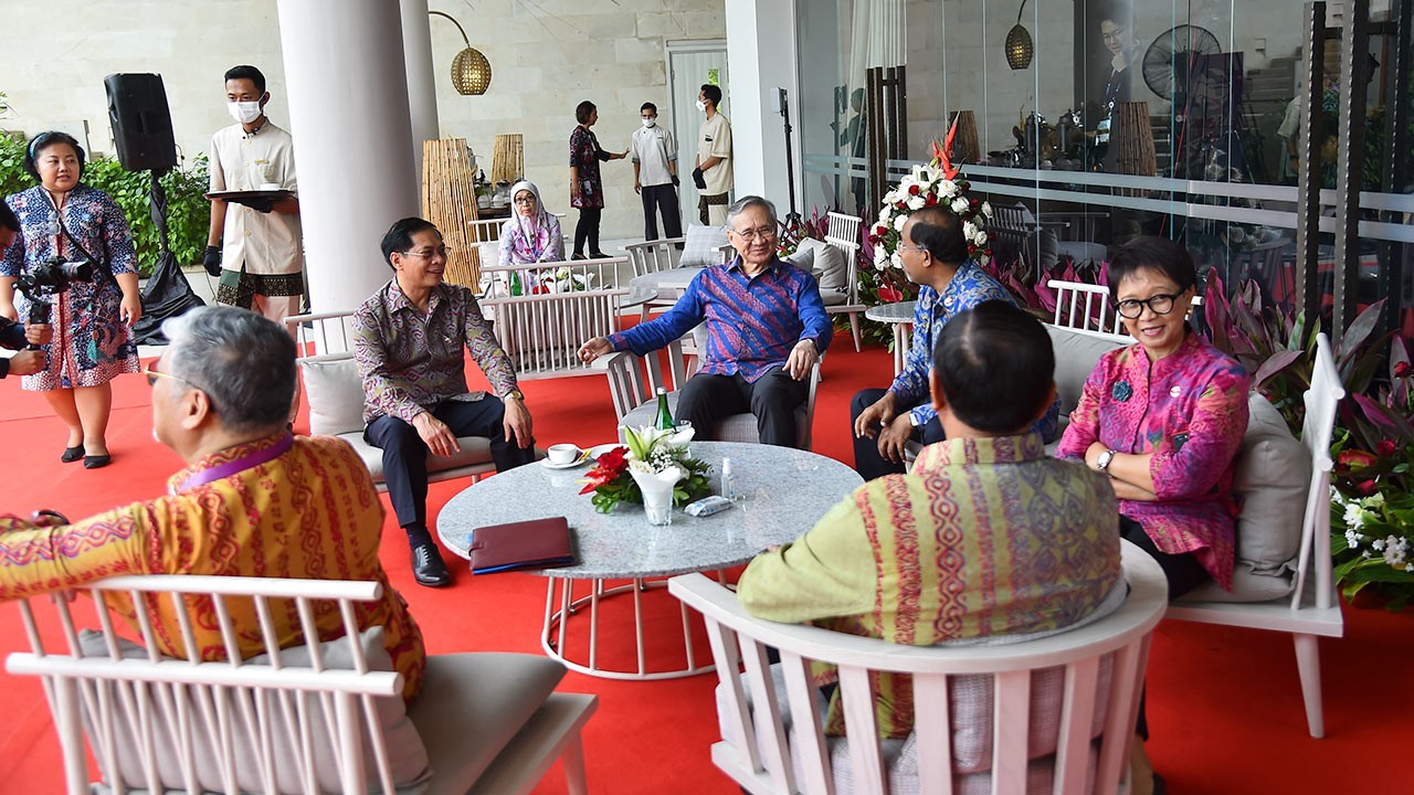 Toàn cảnh hoạt động của Bộ trưởng Ngoại giao Bùi Thanh Sơn trong ngày đầu Hội nghị Cấp cao ASEAN 42