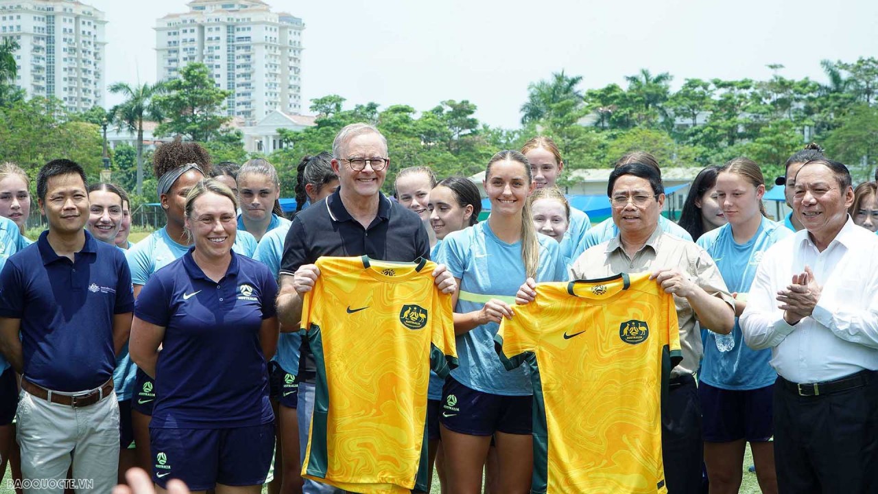 Thủ tướng Phạm Minh Chính và Thủ tướng Anthony Albanese giao lưu với đội tuyển bóng đá nữ Việt Nam và U20 nữ Australia