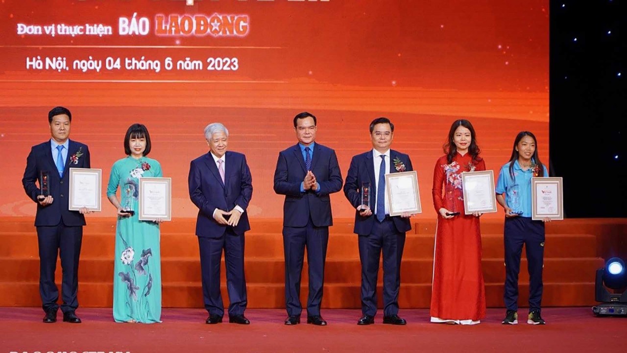 Vụ Tổng hợp Kinh tế, Bộ Ngoại giao là một trong 16 tập thể, cá nhân tiêu biểu được vinh danh tại Chương trình Vinh quang Việt Nam 2023