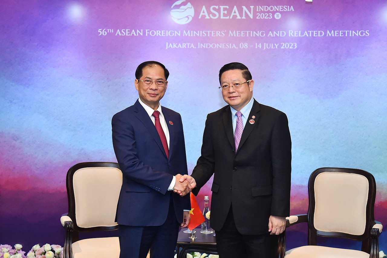 AMM-56: Bộ trưởng Ngoại giao Bùi Thanh Sơn gặp Tổng Thư ký ASEAN Kao Kim Hourn