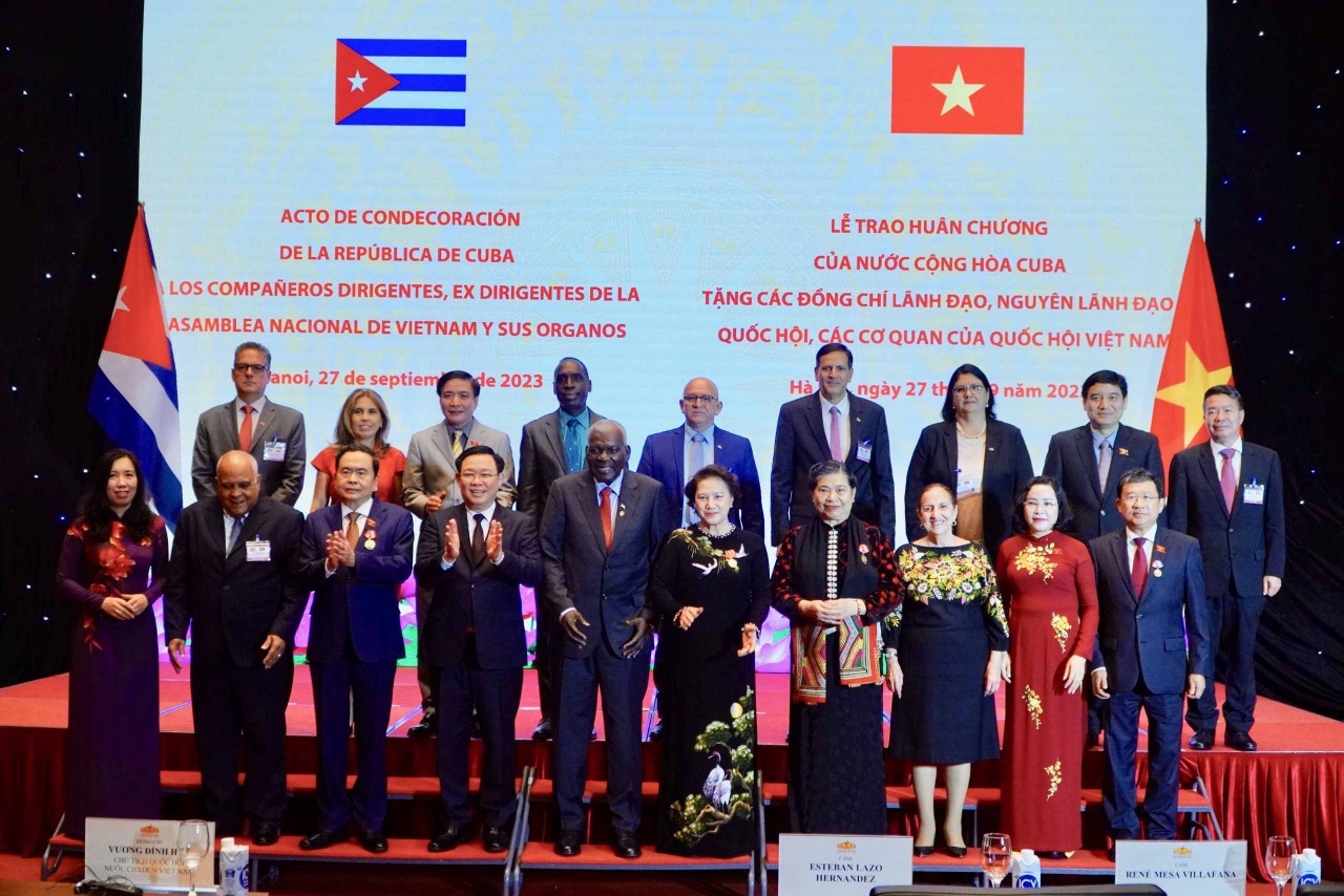 Lễ trao tặng Huân chương cao quý của Nhà nước Cuba tặng các Lãnh đạo, nguyên Lãnh đạo Quốc hội, các cơ quan của Quốc hội Việt Nam