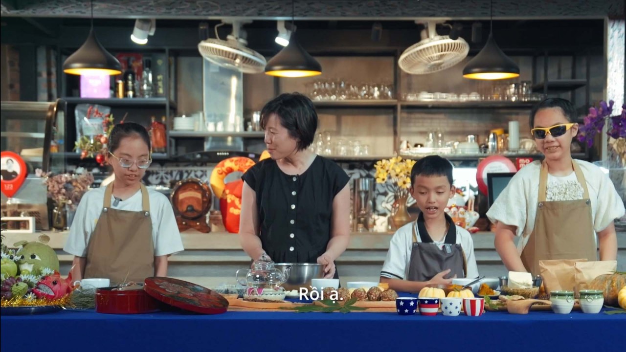 Vua đầu bếp Christine Hà hướng dẫn trẻ em khiếm thị làm bánh Trung thu
