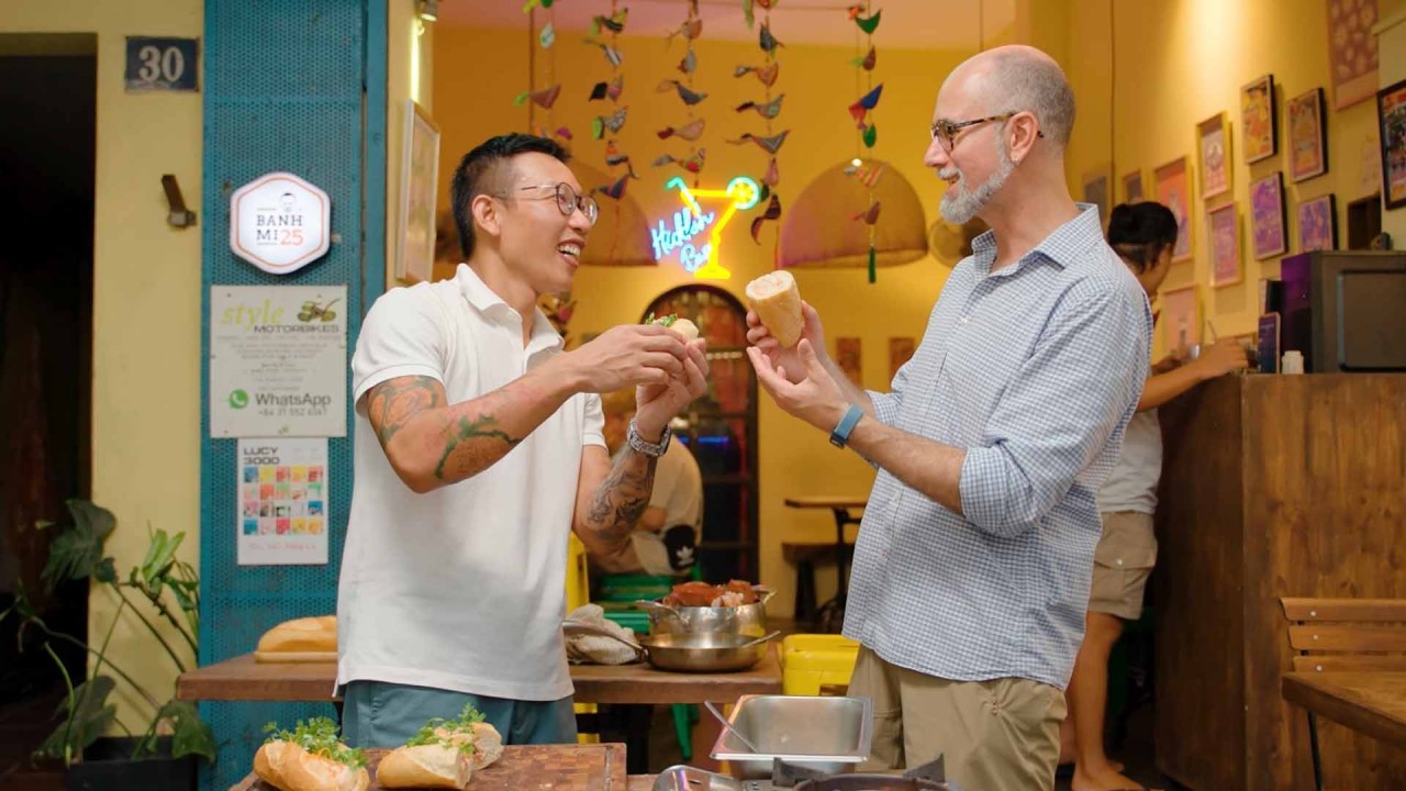 Đại sứ Shawn Steil và Chef Hungazit khám phá sự kết hợp giữa tôm hùm Canada với bánh mì Việt Nam