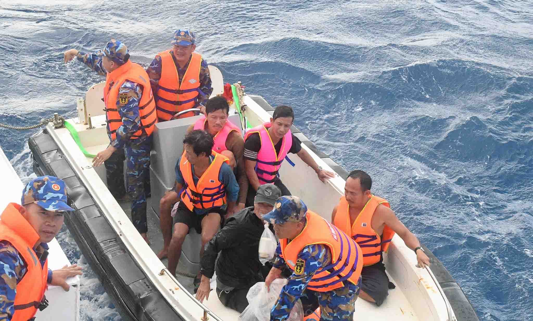 Vùng 4 Hải quân kịp thời cứu nạn tàu cá Bình Định và 5 ngư dân