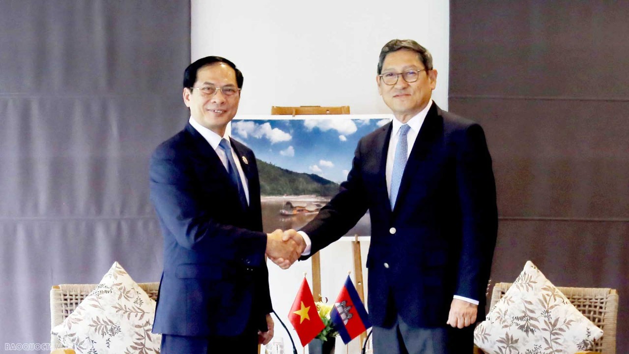 Bộ trưởng Ngoại giao Bùi Thanh Sơn gặp Phó Thủ tướng, Bộ trưởng Ngoại giao và Hợp tác quốc tế Campuchia