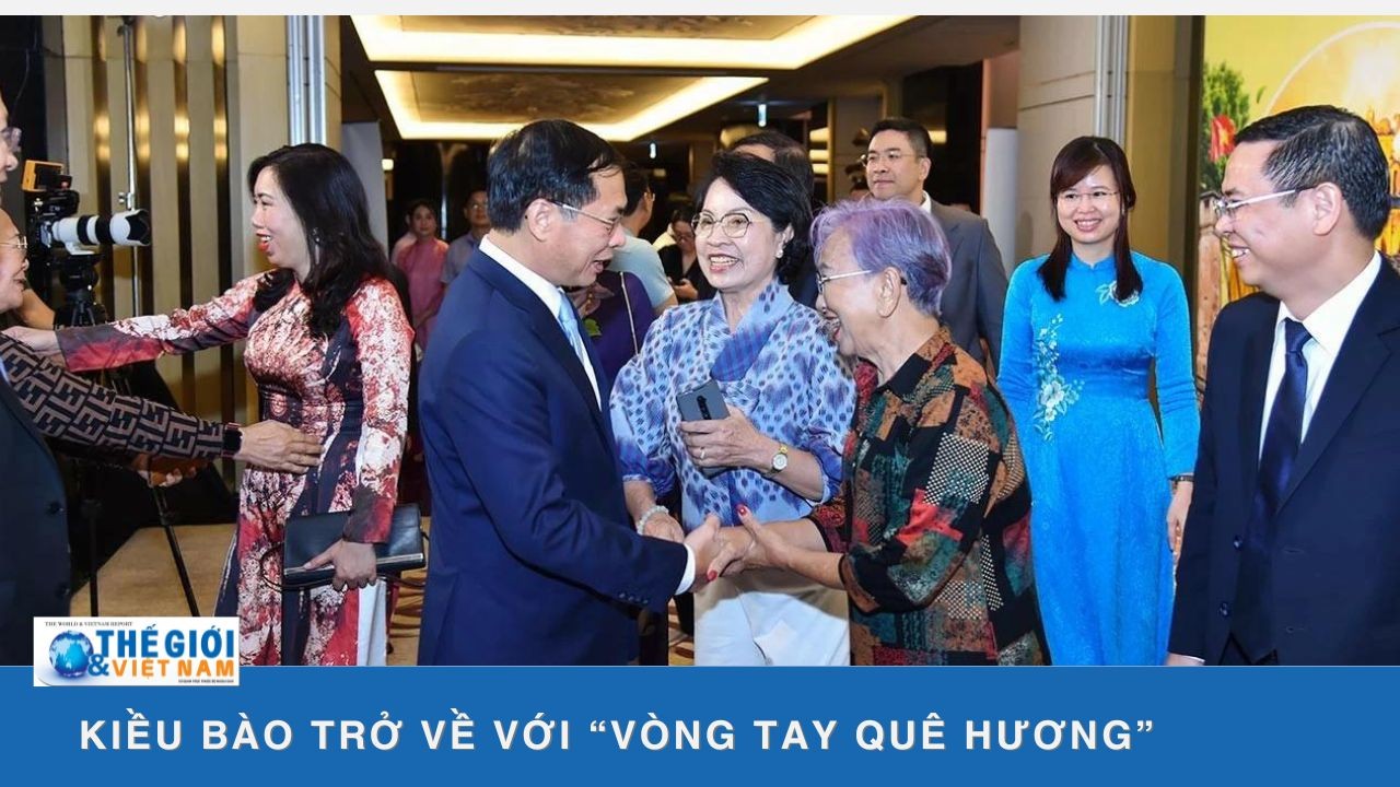 Hơn 400 đại biểu kiều bào trở về với “Vòng tay quê hương”