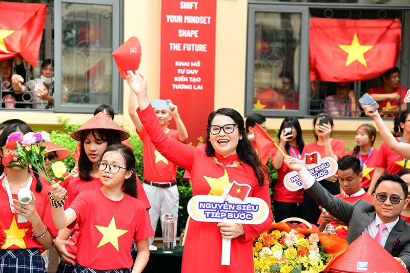 Học sinh Nguyễn Siêu thực hiện MV “Tuổi trẻ thế hệ Bác Hồ” bằng 9 ngôn ngữ