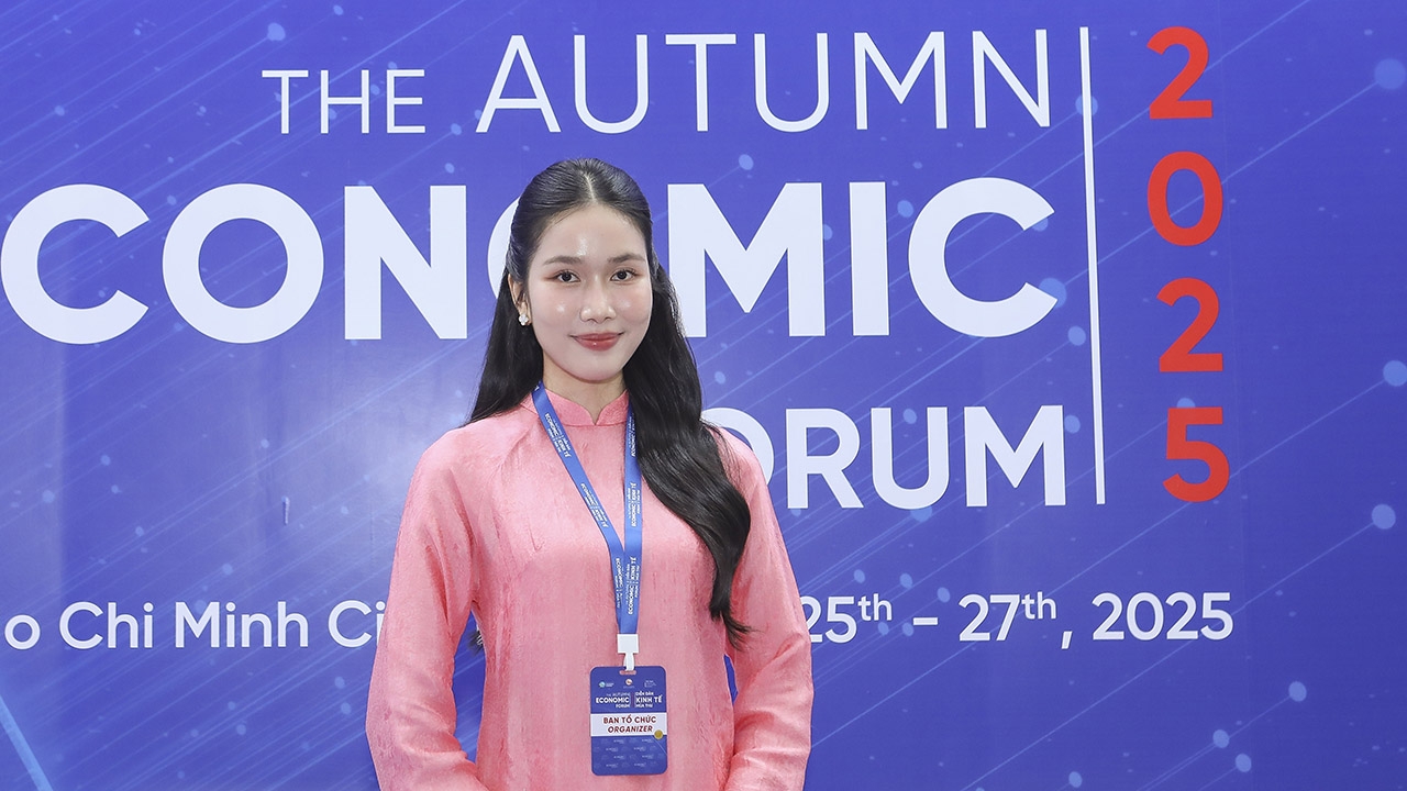 Á hậu Phạm Ngọc Phương Anh trả lời phỏng vấn bên lề Diễn đàn Kinh tế mùa Thu 2025
