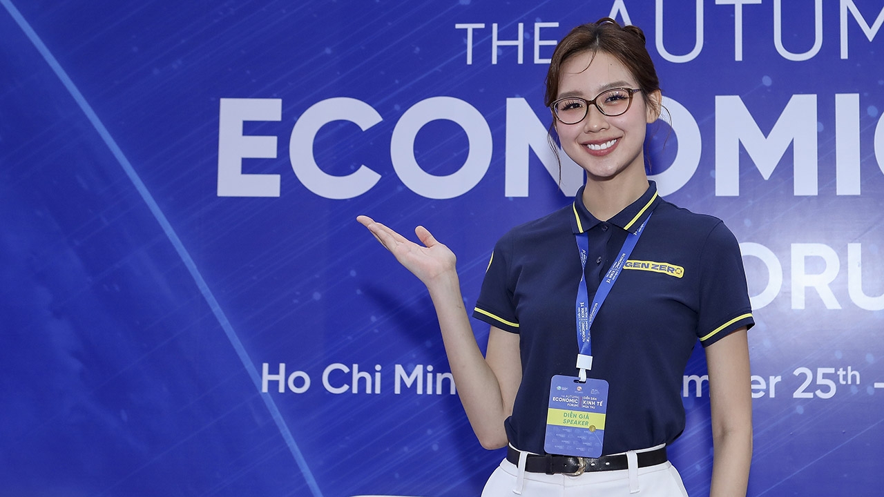 Hoa hậu Lê Nguyễn Bảo Ngọc trả lời phỏng vấn bên lề Diễn đàn Kinh tế mùa Thu 2025