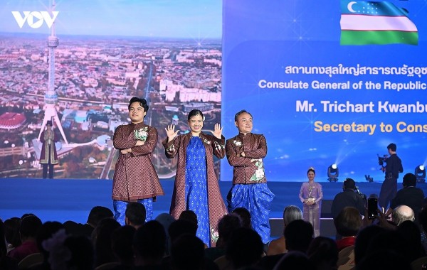 Tham tán Hoàng Diễm Hạnh cùng gia đình đại diện Đại sứ quán Việt Nam tại Thái Lan tham gia trình diễn thời trang lụa Thái.