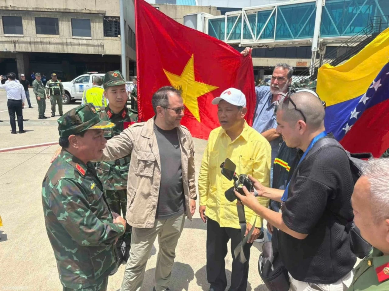 Vene Đại sứ Việt Nam tại Venezuela: Nhìn lá cờ đỏ sao vàng tung bay giữa tâm chấn để thấy sức mạnh của ngoại giao tâm công