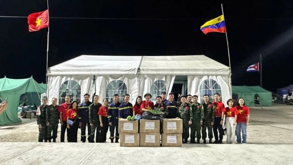 Đại sứ Việt Nam tại Venezuela thăm đoàn cứu hộ, tiếp thêm động lực cho lực lượng nơi tuyến đầu cứu nạn