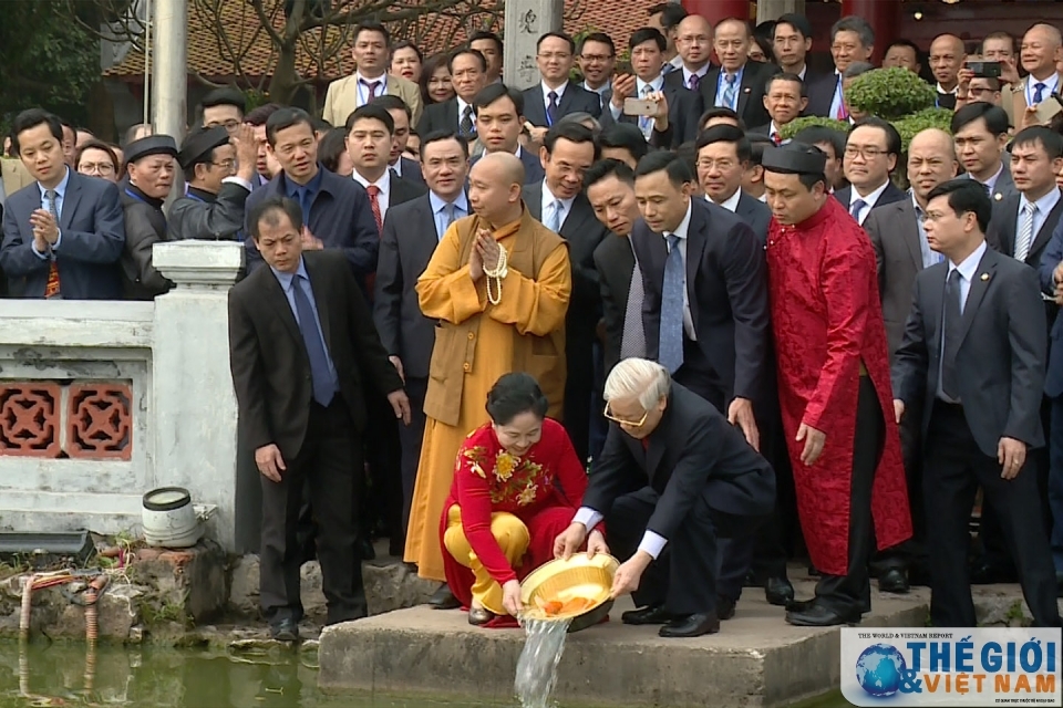 Tổng Bí thư, Chủ tịch nước Nguyễn Phú Trọng và Phu nhân thực hiện nghi thức thả cá chép