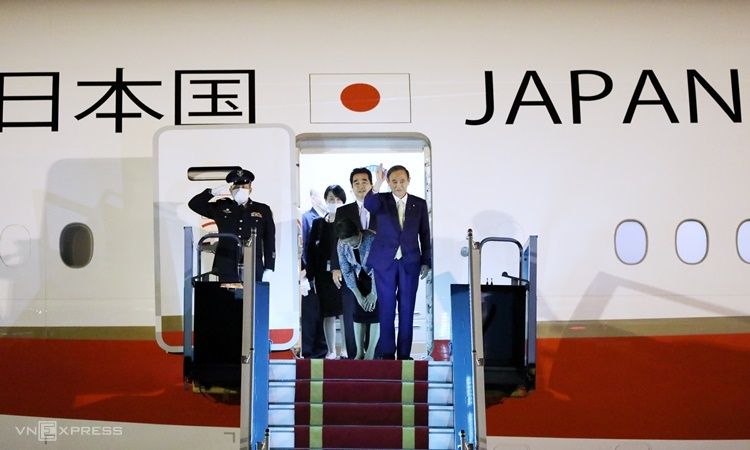 Thủ tướng Nhật Bản Yoshihide Suga và Phu nhân đặt chân xuống sân bay Nội Bài