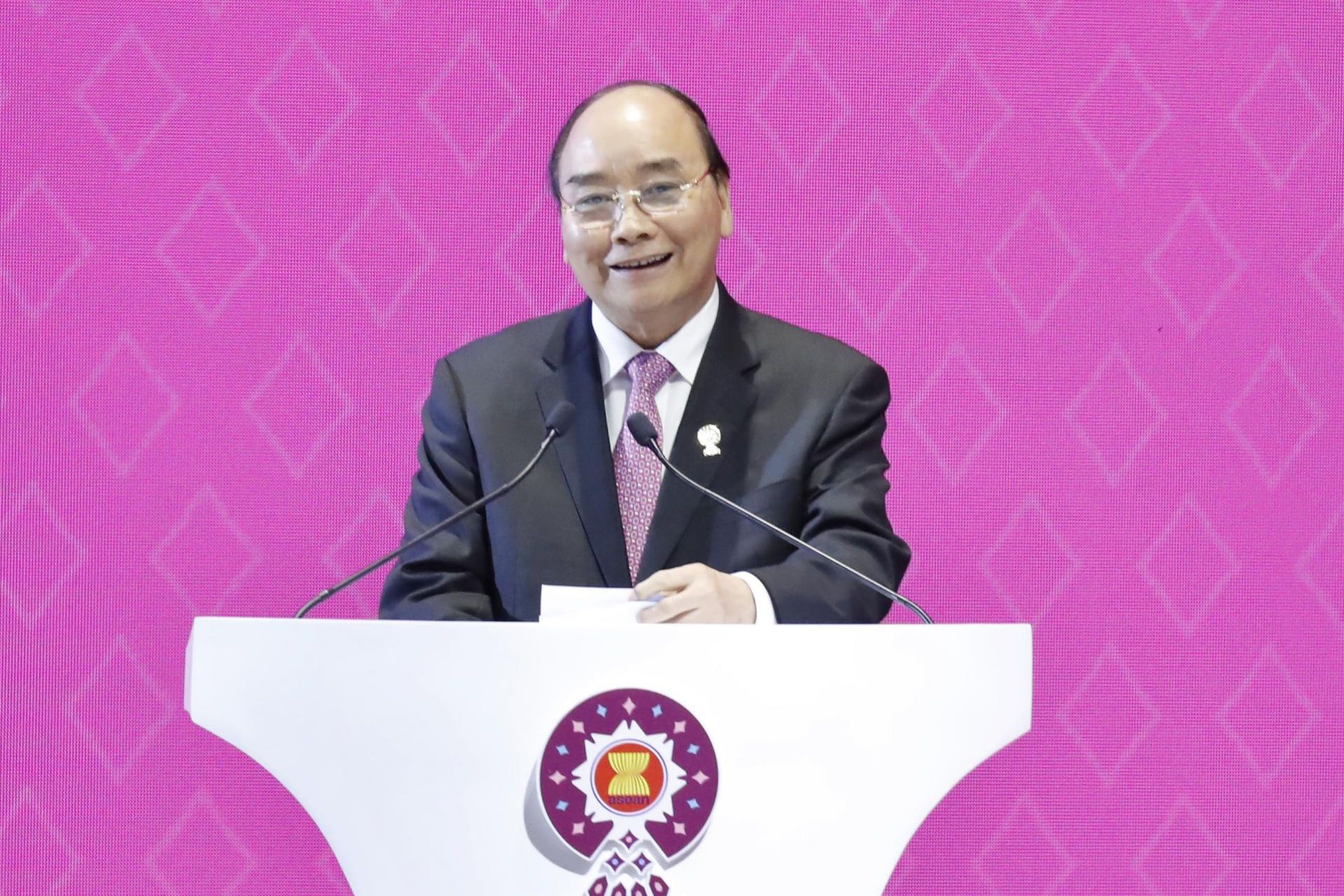 Thủ tướng Nguyễn Xuân Phúc phát biểu sau khi nhận bàn giao chức Chủ tịch ASEAN 2020 cho Việt Nam