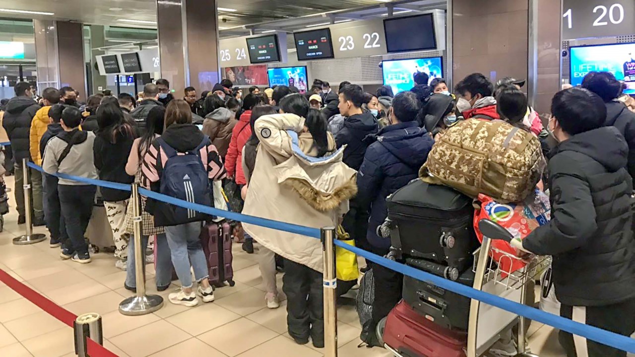 Người Việt sơ tán từ Ukraine làm thủ tục ở sân bay Henri Coanda, Romania