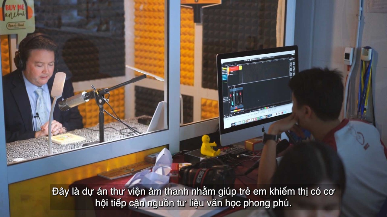 Đại sứ Hoa Kỳ tại Việt Nam Marc Knapper đọc truyện cho thiếu nhi khiếm thị