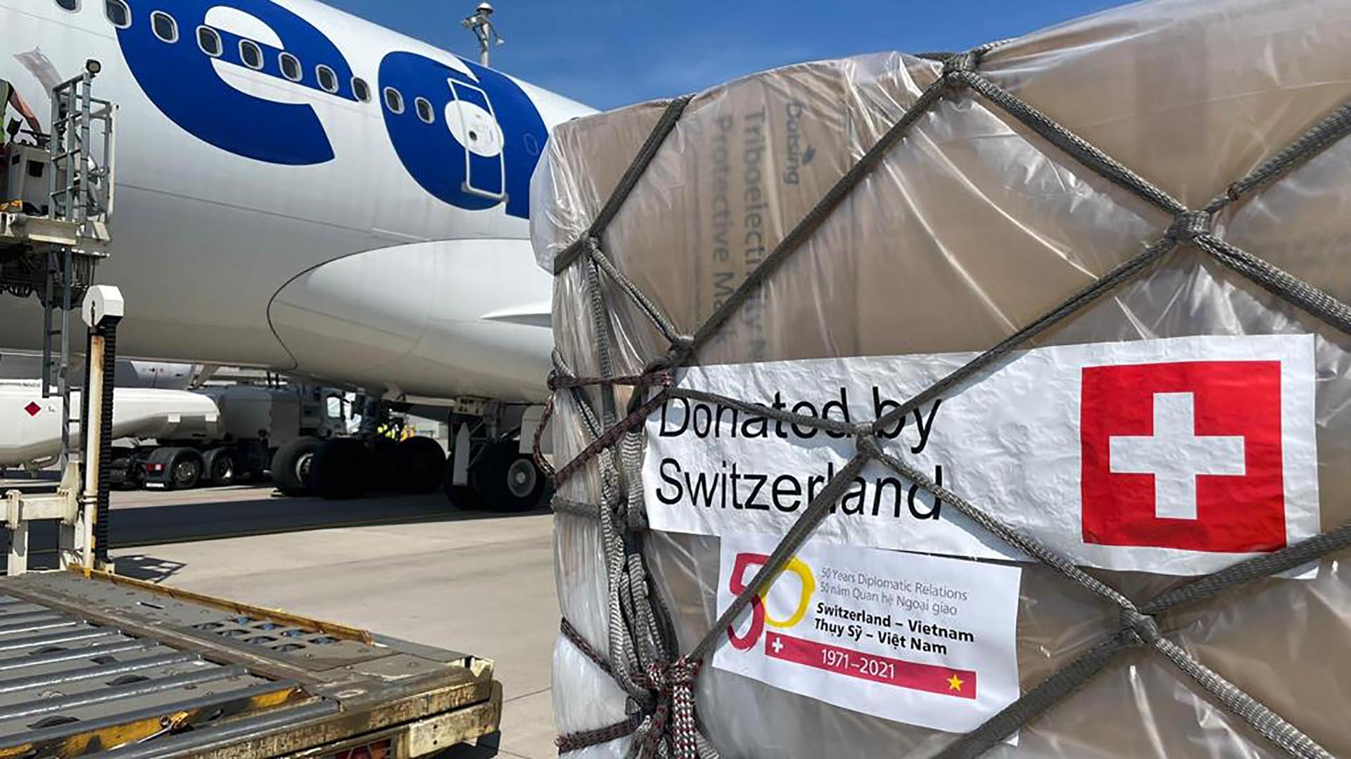 Chuyến hàng viện trợ khẩn cấp trang thiết bị y tế của Thụy Sỹ dành cho Việt Nam rời sân bay Zurich