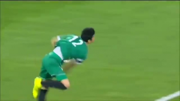 'Hãi hùng' với những pha ném bóng của thủ thành đội tuyển Iran