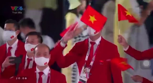 Hình ảnh đoàn thể thao Việt Nam diễu hành tại lễ khai mạc Olympic Tokyo 2021
