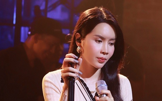 Video Hồ Hoài Anh - Lưu Hương Giang hát ca khúc Đừng ngoảnh lại