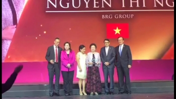 Madam Nguyễn Thị Nga nhận giải thưởng