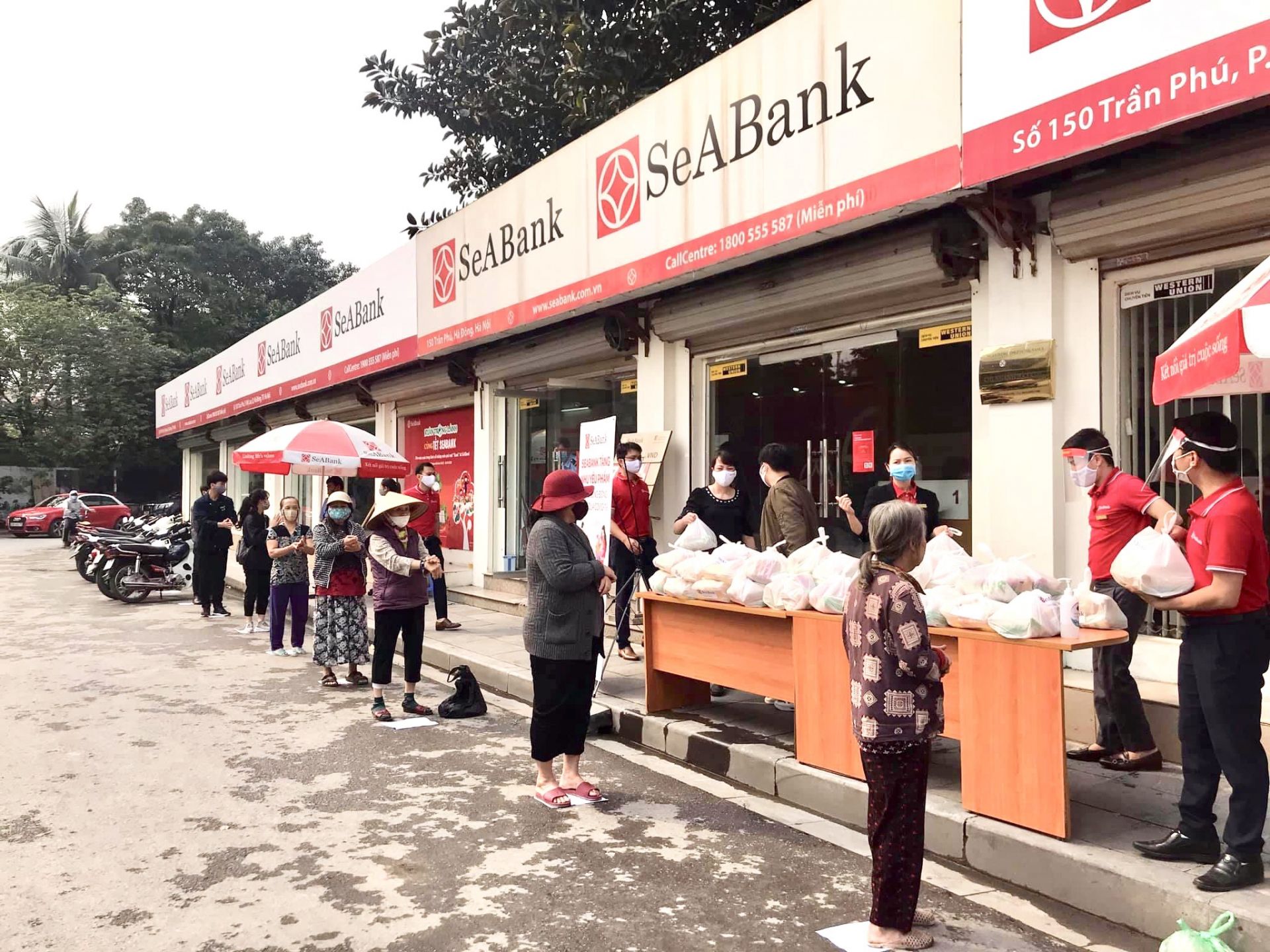 SeABank hỗ trợ người nghèo giữa đại dịch Covid-19