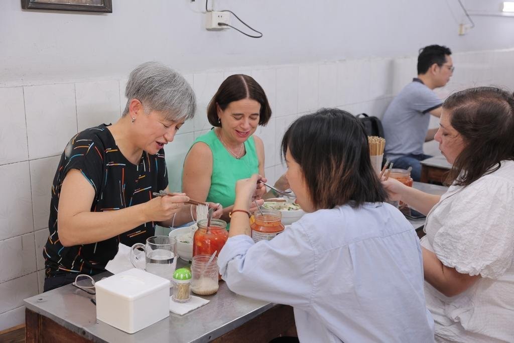 Ngoại trưởng Australia Penny Wong ăn phở gà ở quán bình dân