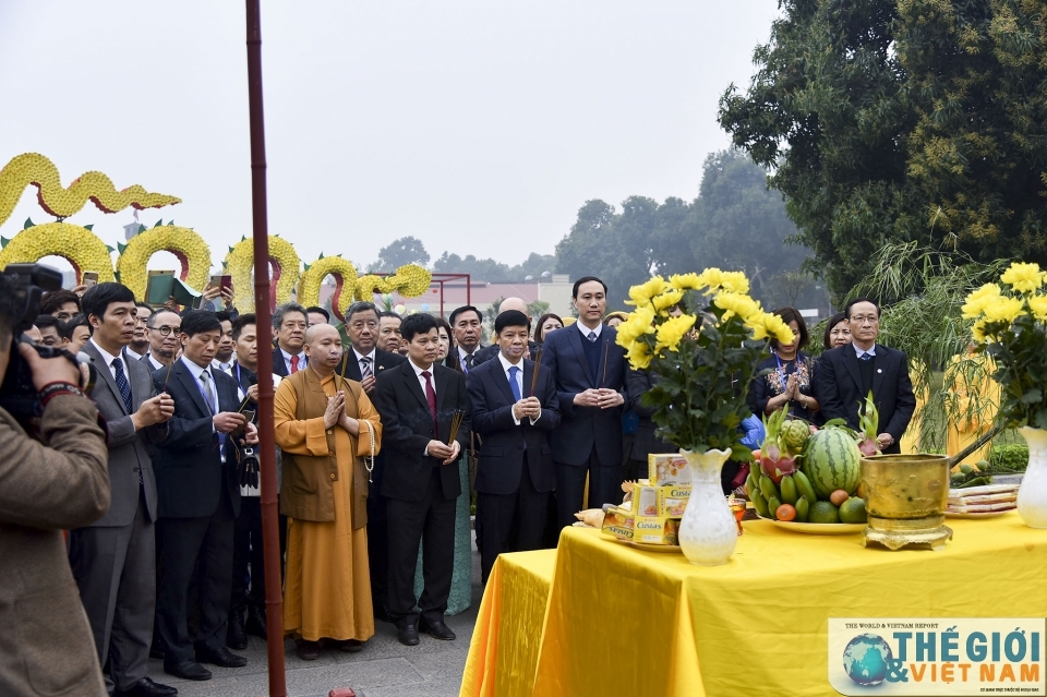 Thứ trưởng Nguyễn Quốc Cường cùng kiều bào thắp hương tại Điện Kính Thiên