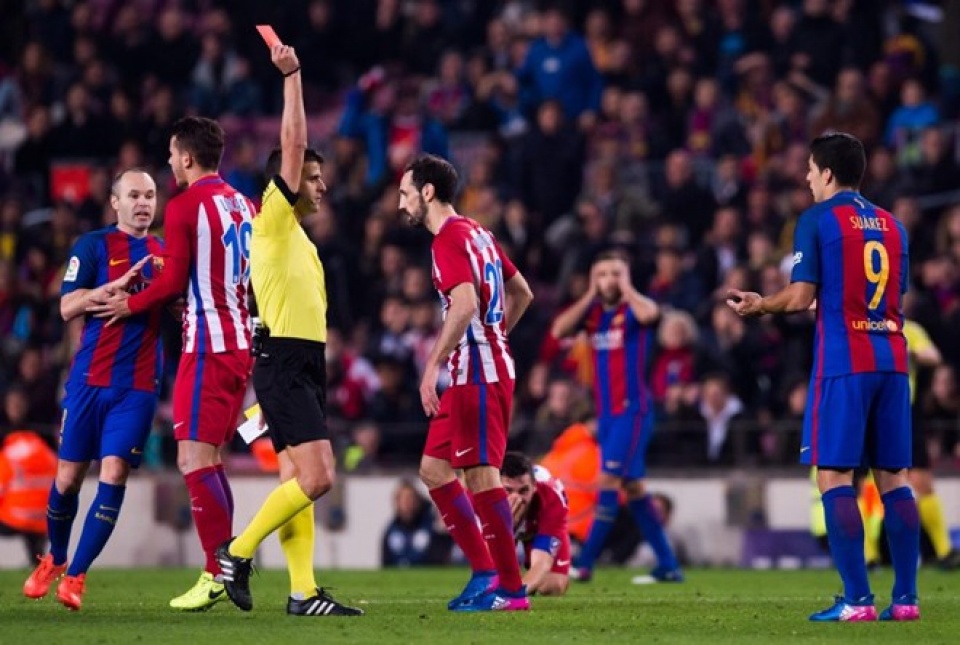 Luis Suarez nhận thẻ đỏ ở trận bán kết lượt về Cúp Nhà vua