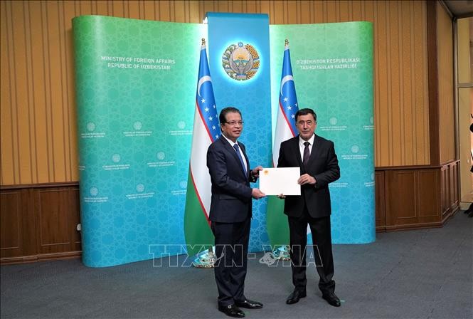 Đại sứ Việt Nam tại Uzbekistan Đặng Minh Khôi trình Quốc thư